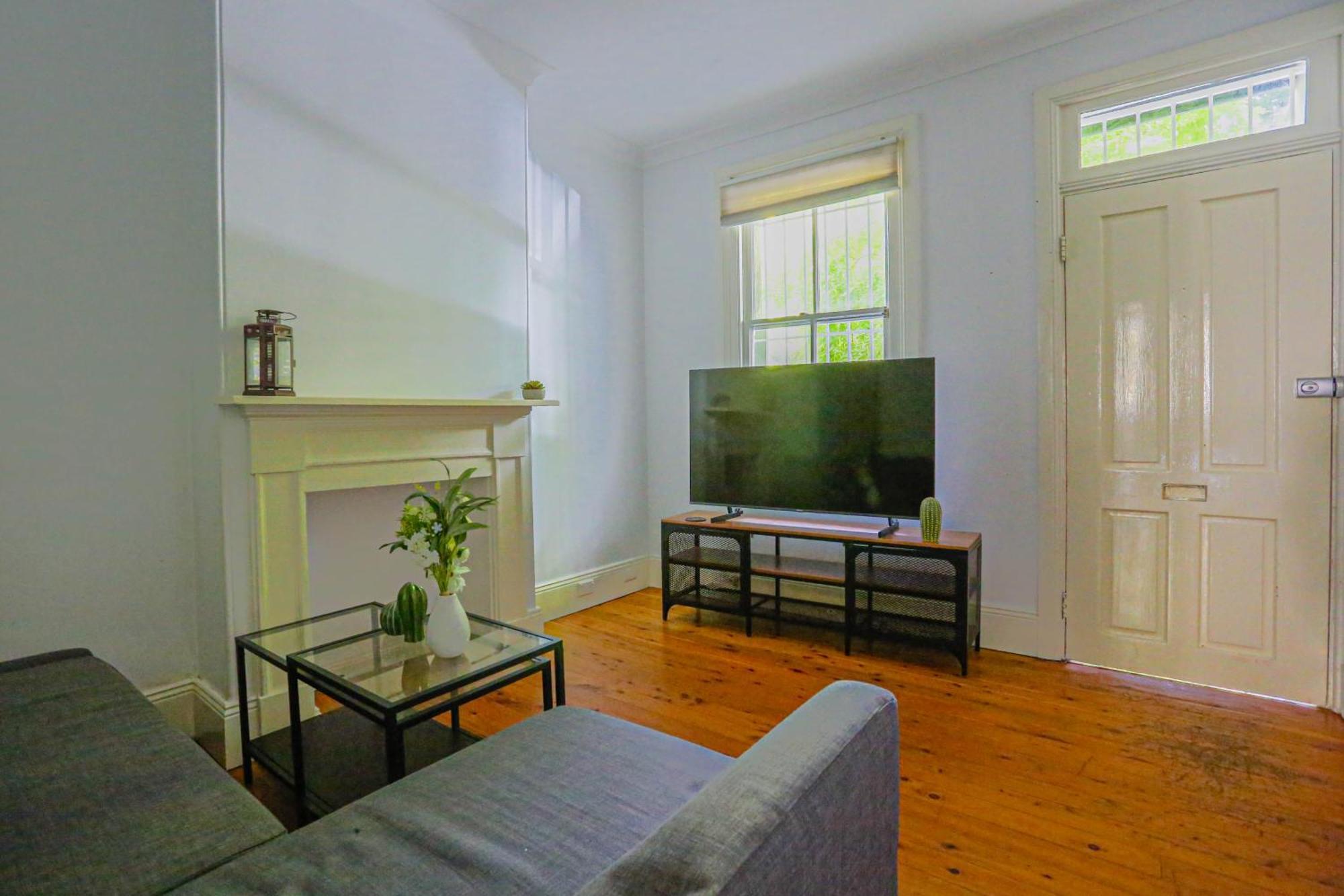 Elegant 2 Bedroom On The Edge Of Downtown Dowling St Holiday home