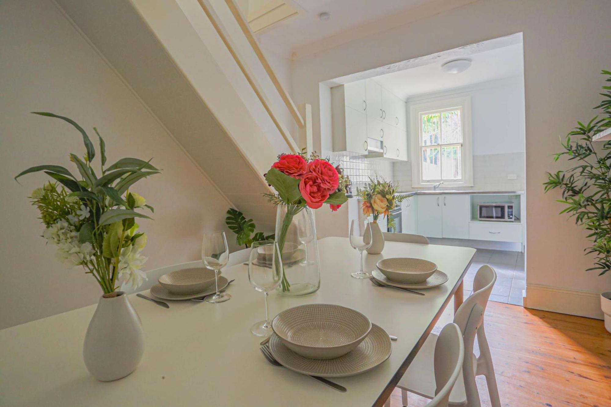 Elegant 2 Bedroom On The Edge Of Downtown Dowling St Holiday home Sydney