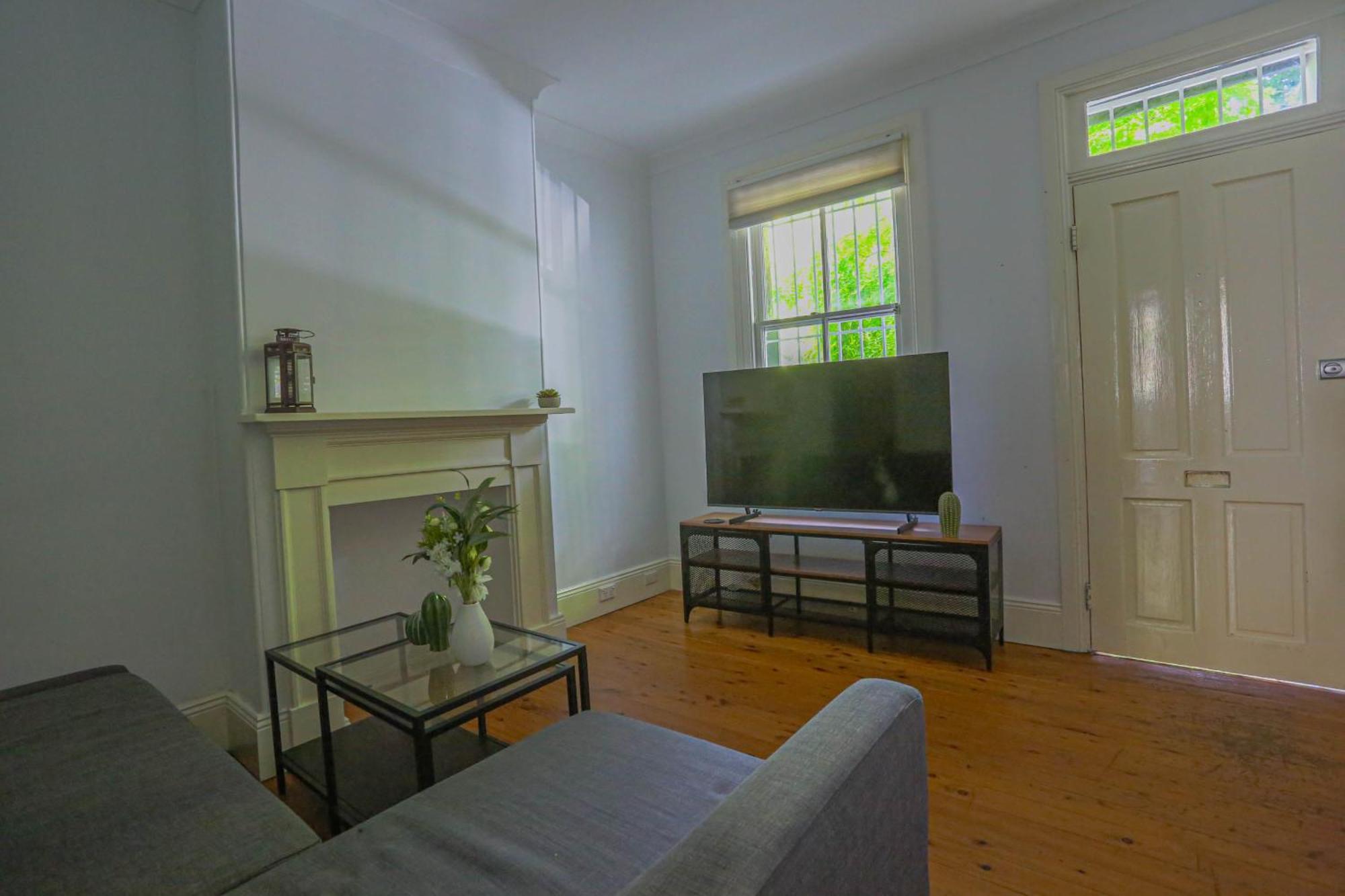 Elegant 2 Bedroom On The Edge Of Downtown Dowling St Holiday home